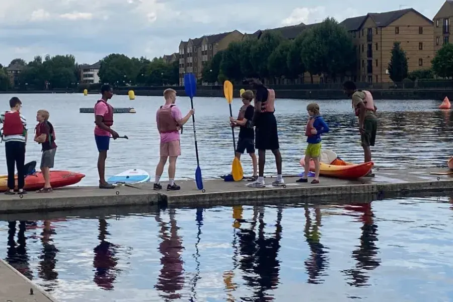 yoUNG pEOPLE READY TO KAYAK